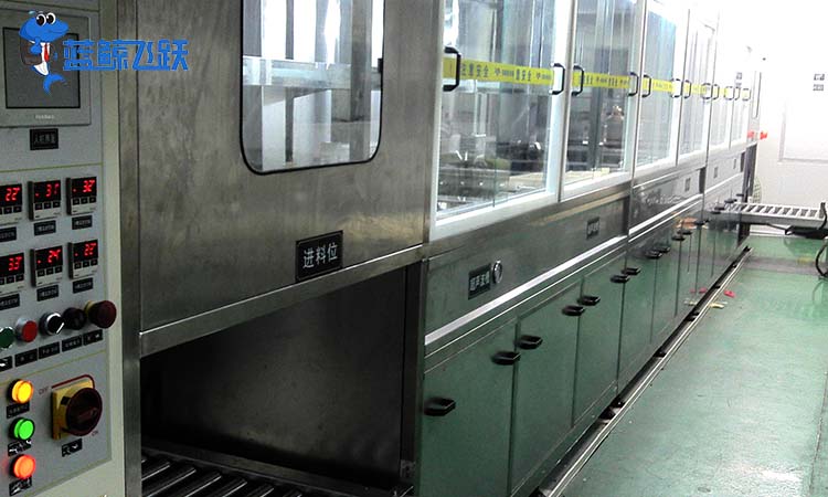 使用玻璃面板清洗机时如何避免损坏？