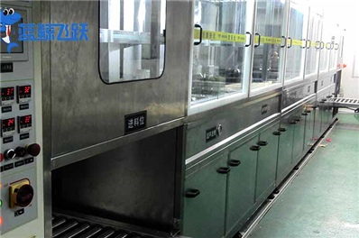 超声波碳氢清洗机：新能源电池壳油污怎么清洗更有效呢？